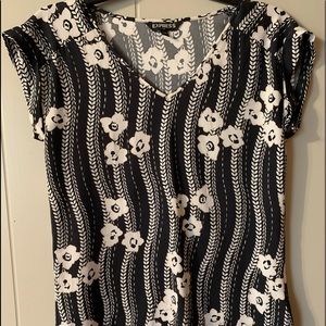Express Sz XS Black/white/cream print, scoop neck, cap sleeve blouse. VEUC.